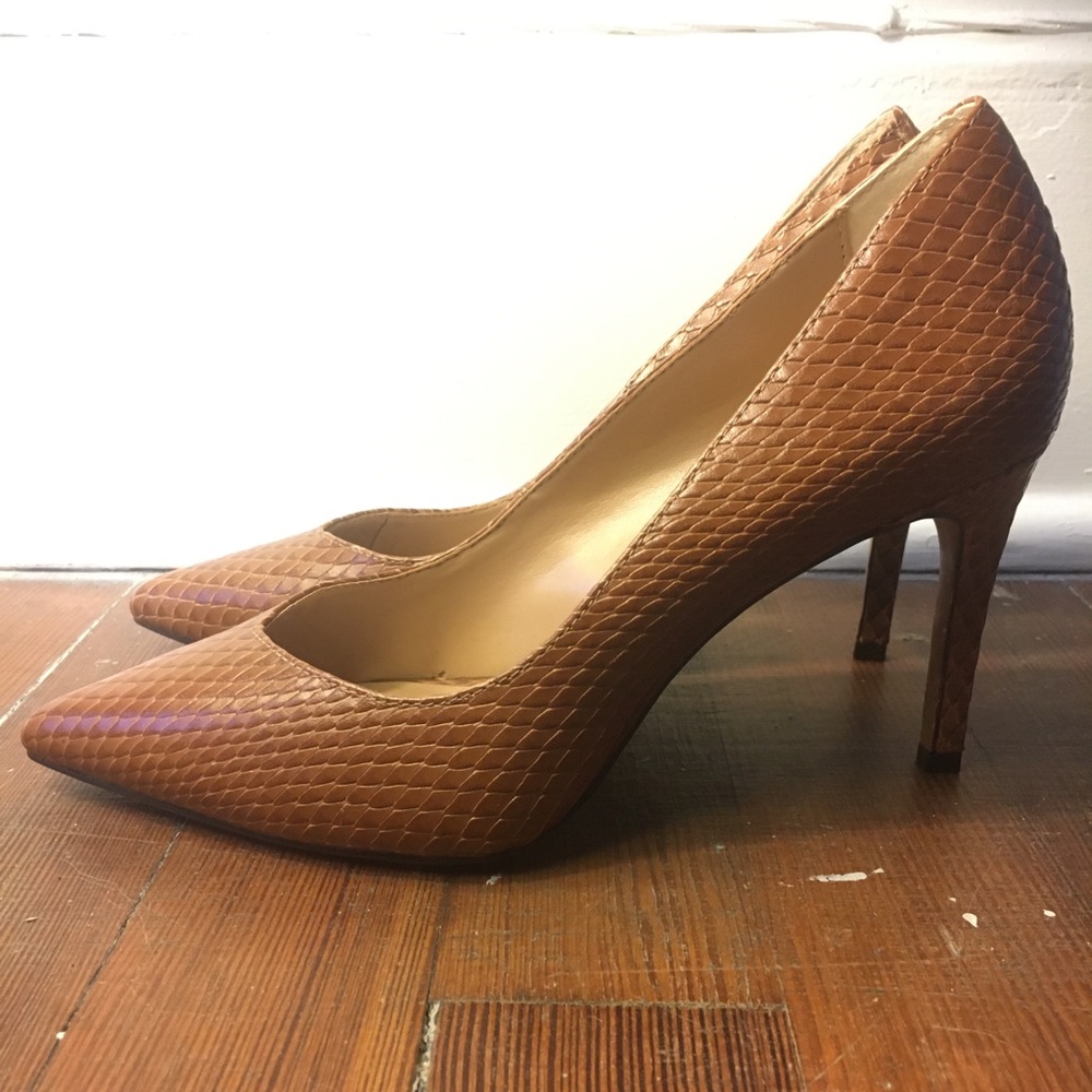 Banana Republic Snake Texture Pump